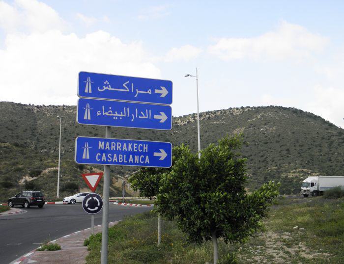 Agadir - Wegweiser zur Autobahn nach Marrakech